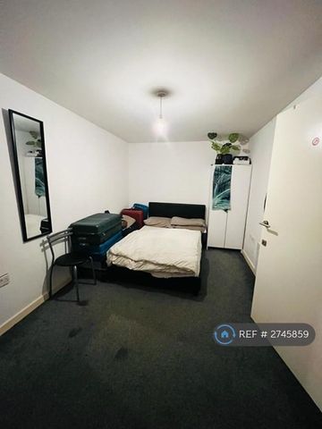 1 bedroom in a flat share to rent - Photo 5