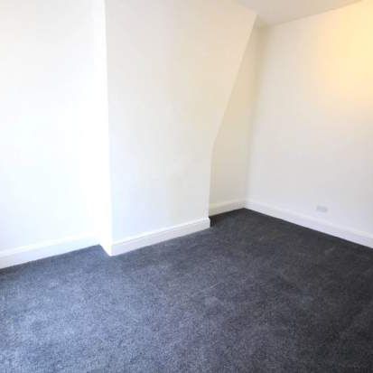 2 bedroom property to rent in Ashton Under Lyne - Photo 1