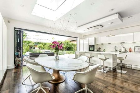 Well presented four bedroom characterful property within walking distance of Henley town centre. - Photo 4