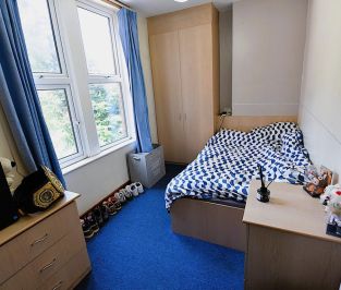 4 bedroom Flat in Flat B, Leeds - Photo 4