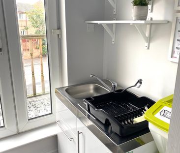 Designer Room | 5 Mins to MediaCity 💚 Room 7 - Double - Photo 6