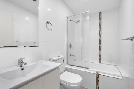 Modern Two-Storey Apartment in Liverpool CBD - Photo 5