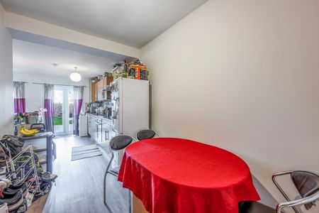 2 Bed Flat, Western Avenue, W3 - Photo 3