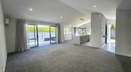 Beautiful Three-Bed, Two-Bath Home in Otumoetai - Photo 2