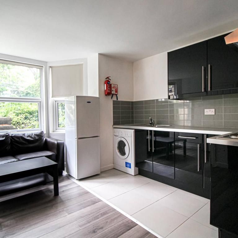 Studio to rent - Photo 1