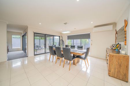 Stunning 4-Bedroom, 3 Living Home in prime location - Photo 3