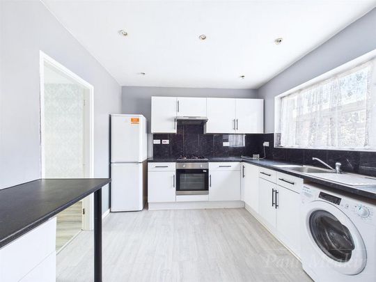 3 bedroom end of terrace house to rent - Photo 1