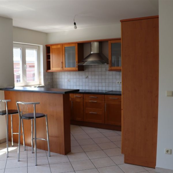 Zéér verzorgd & instapklaar appartement op 2deV met 2 SLK, terras & 2 ondergrondse autostaanplaatsen - Photo 1