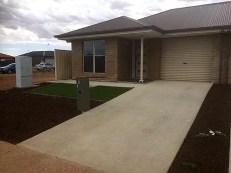 Modern 3 Bedroom Property in Munno Para West - Photo 4