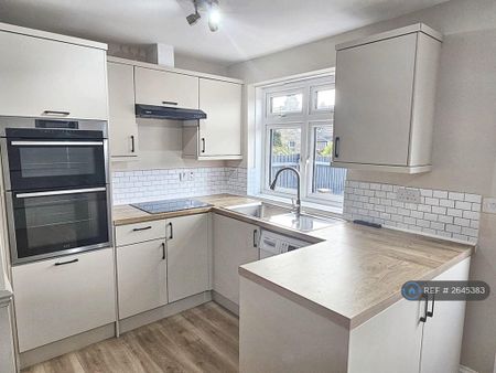 4 bedroom terraced house to rent - Photo 5