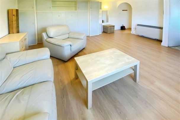 Westmarch Court, SO17 - Photo 1