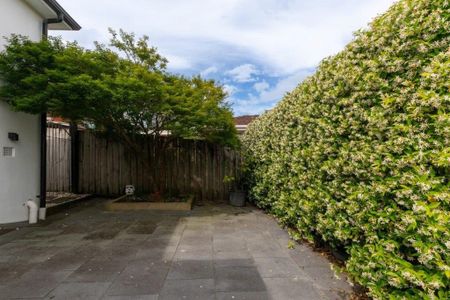 Family home in Hillpark - Photo 5