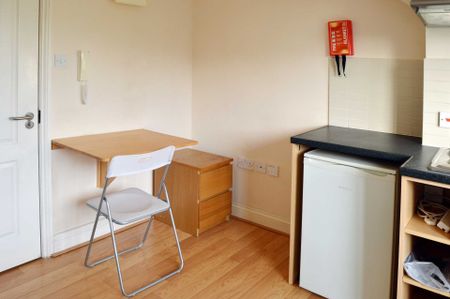 Price £825 pcm - Available 10/11/2025 - Furnished - Photo 4