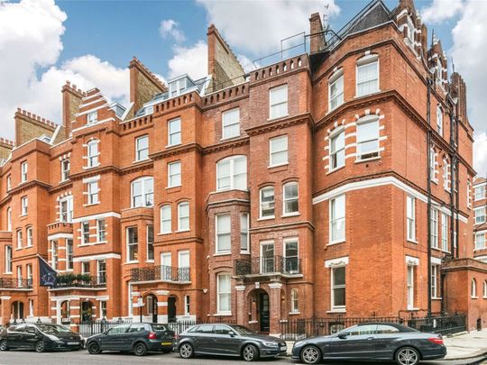 Charming top floor flat with two double bedrooms, wood floors throughout and stunning roof terrace overlooking Brompton Oratory in the heart of Knightsbridge. - Photo 1