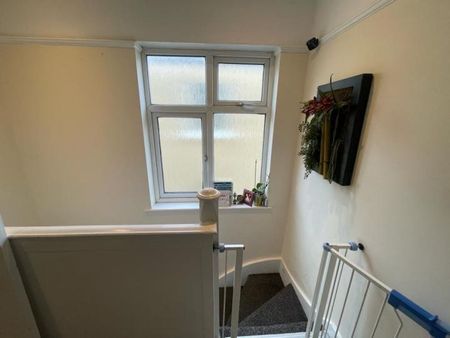 4 bedroom semi-detached house to rent - Photo 5