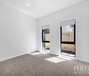 NEWLY BUILT 3 BEDROOM, TWO BATHROOM FAMILY TOWNHOUSE - Photo 4