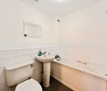 Chafford Hundred, Grays, RM16 - Photo 5