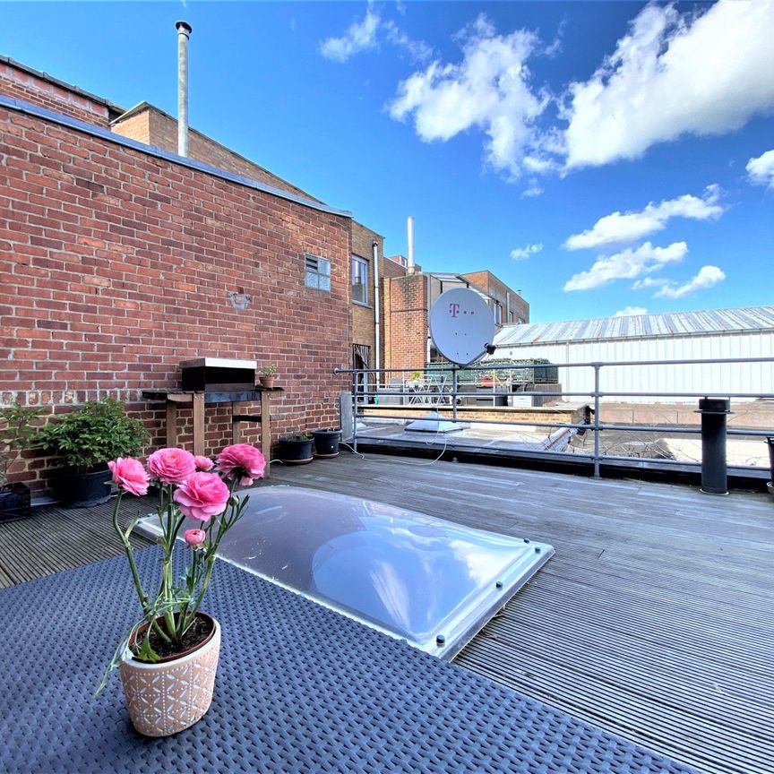 Leuke rijwoning met inpandige garage en zonnig terras in centrum Brakel - Photo 1