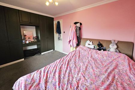 25 Pear Tree Road, Addlestone - 4 bedrooms Property for lettings - Seymours - Photo 3