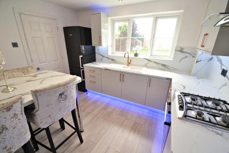 4 bedroom detached house to rent - Photo 3