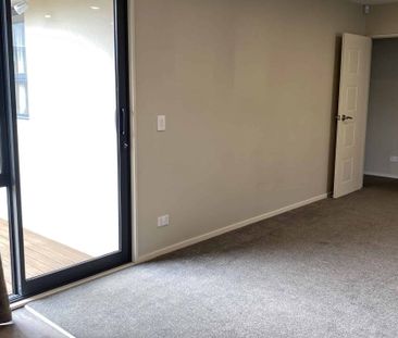 Three bedroom townhouse close to the inner city! - Photo 3