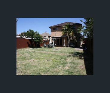 Spacious 4 Bedroom Home - Photo 5