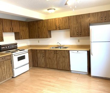 Spacious 3 Bedroom Townhouse in Glendale - Photo 6