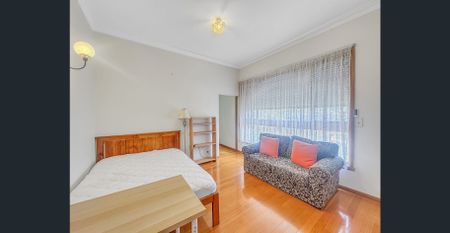 Cozy and spacious 2 bedroom house - Photo 4