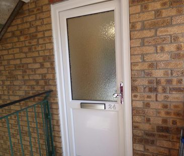 Flat to rent on - Photo 2
