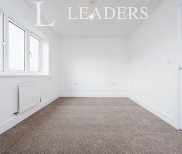 3 bedroom house to rent Friary Grove, Eagle Farm South, Milton Keyn... - Photo 2