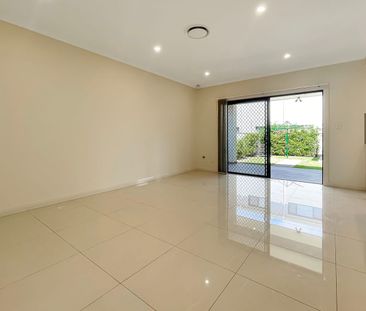 Modern four-bedroom duplex in sought after location - Photo 2