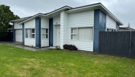 Spacious 5-Bedroom Family Home - Photo 2