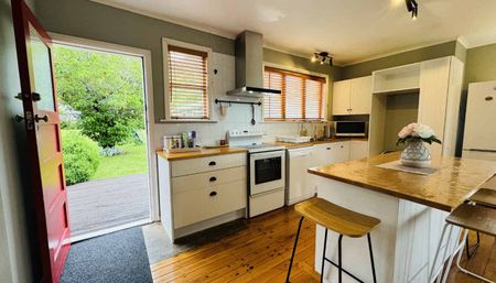 Beautifully 3- bedroom home with spacious garden & great outdoor living - Photo 5