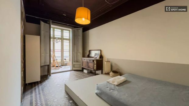 Single Bed in Rooms for rent in 9-bedroom apartment in L'Eixample - Photo 1