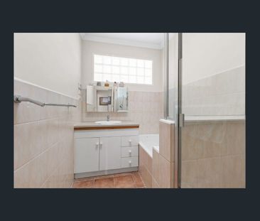 Charming 3-Bedroom Family Home in Prime Cheltenham Location - Photo 5