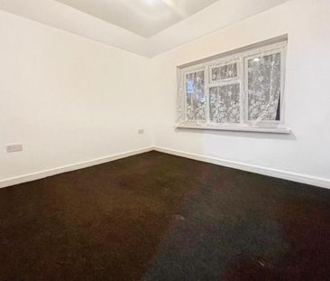 4 bedroom end of terrace house to rent - Photo 2