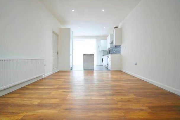 3 bedroom flat to rent - Photo 1