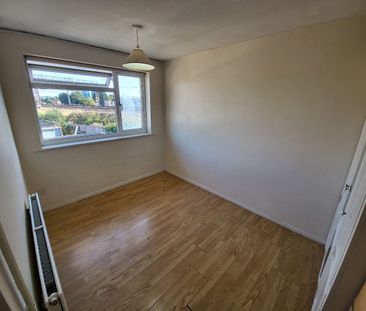 3 bedroom Terraced for rent - Photo 2