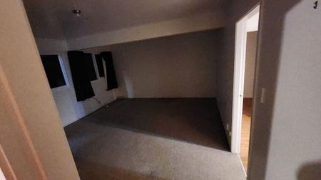 Spacious & refreshed 2 bedroom flat - Photo 5