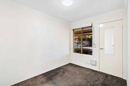 Spacious 4x2 Family Home in a Tranquil Coodanup Location - Photo 4