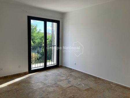 Maison de 2021 de 90m² avec 85m² de jardin Idéalement située non loin du centre de vinon La maison se compose au rez de chaussée : Entrée avec placard séjour cuisine équipée, cellier, une chambres, salle d'eau, wc. 1er 2 chambres, salle de bains wc Chauf, - Photo 4