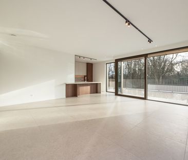 Prestigieus nieuwbouwappartement met groot terras. - Photo 1
