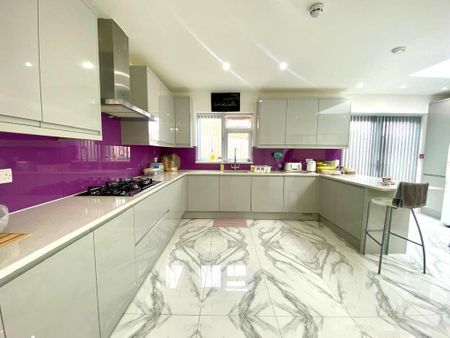 5 bedroom semi-detached house to rent - Photo 4