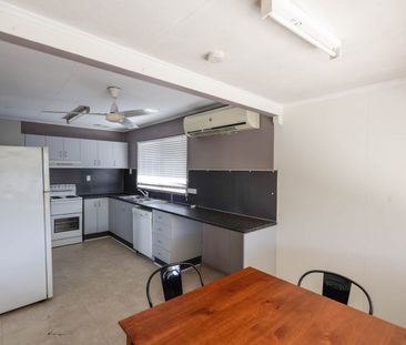 LOW MAINTENANCE - GREAT LOCATION - NICELY PRESENTED & FURNISHED!! - Photo 6