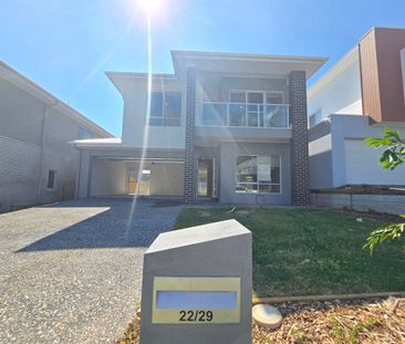 Luxurious 5-Bedroom House for Rent in Carseldine - Photo 1