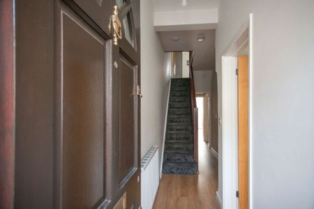 Remodelled and furnished to the highest standard - Photo 2