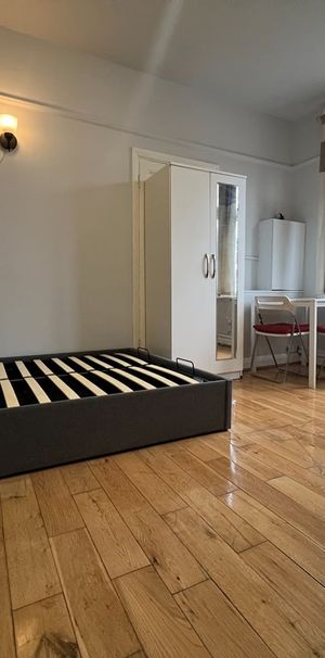 Studio Flat, Ethelbert Gardens, IG2 - Photo 1