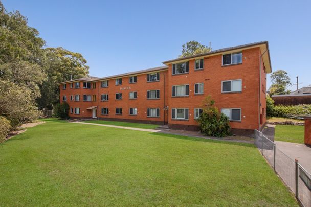 Tidy 2 bedroom apartment opposite the shops! - Photo 1