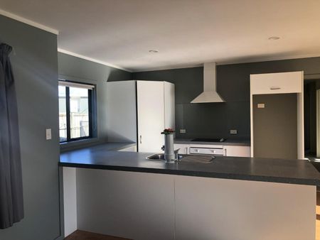 Cozy and coastal family home - Photo 5