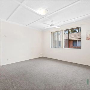 Spacious Two Bedroom Apartment in an Ideal Location - Photo 2